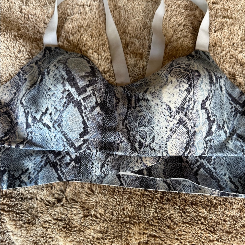Fabletics sport bra twist (2) and (1) Victoria secret sport bra. Large $30 for 3